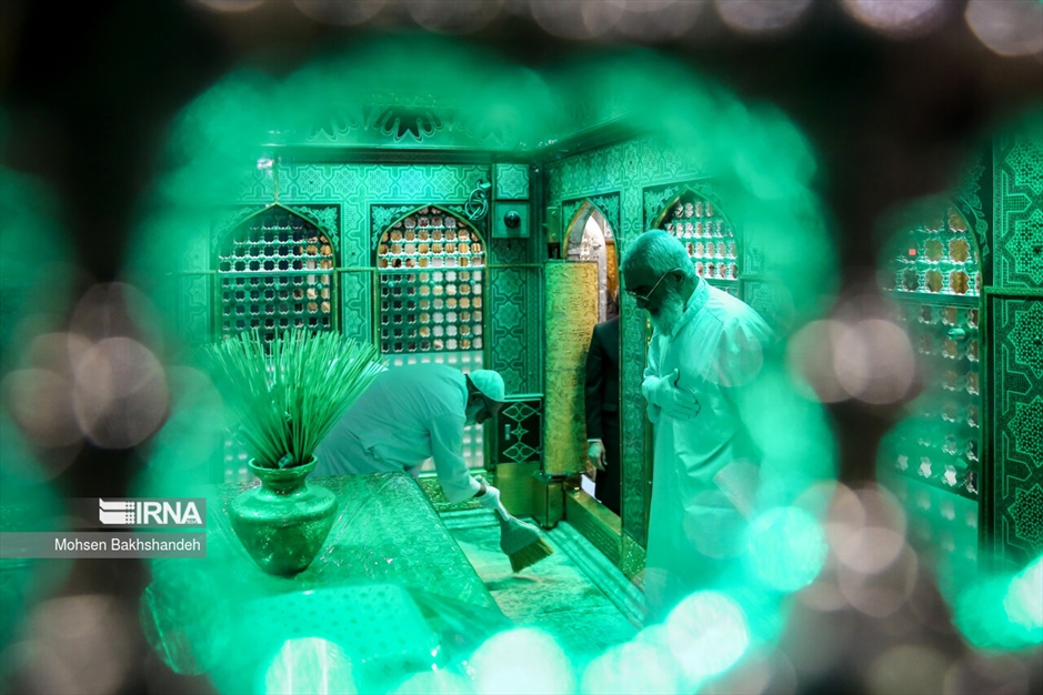 غبارروبی ضریح مطهر امام رضا(ع)