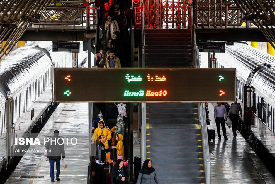 بدرقه مسافران نوروزی در راه آهن تهران
