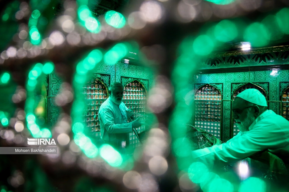 غبارروبی ضریح مطهر امام رضا(ع)