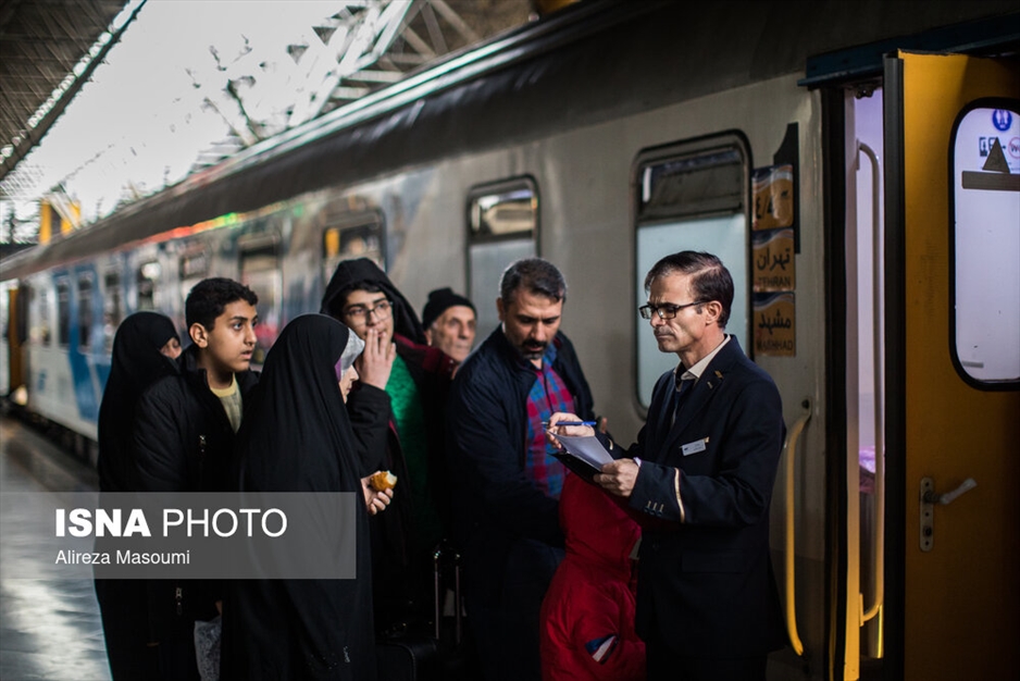 بدرقه مسافران نوروزی در راه آهن تهران