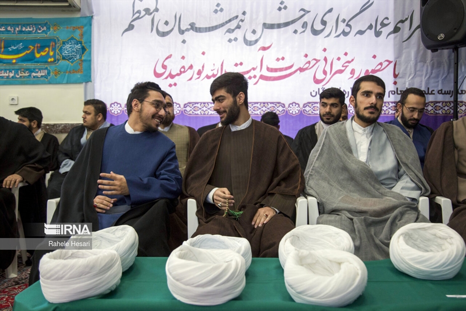 عمامه‌گذاری طلاب در روز نیمه شعبان