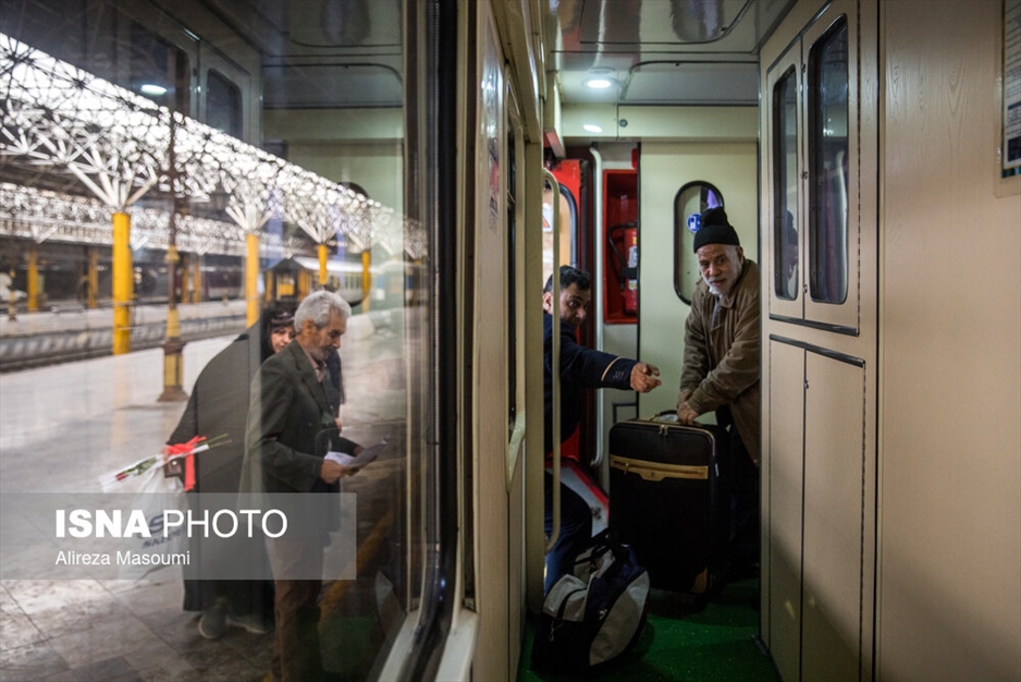 بدرقه مسافران نوروزی در راه آهن تهران