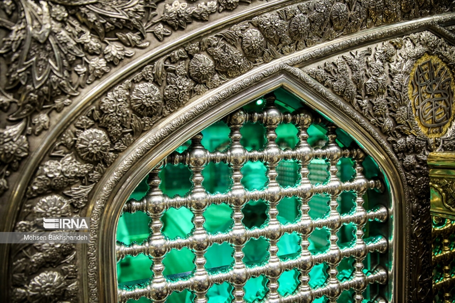 غبارروبی ضریح مطهر امام رضا(ع)