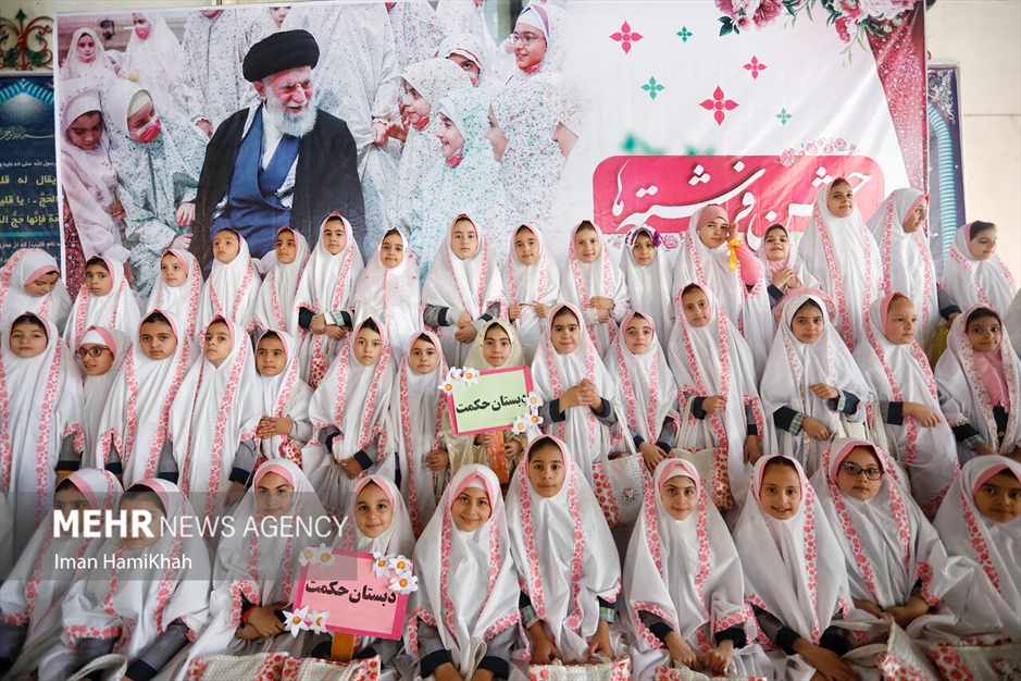 آیین جشن تکلیف ۲۵۰۰ دختر دانش آموز در همدان