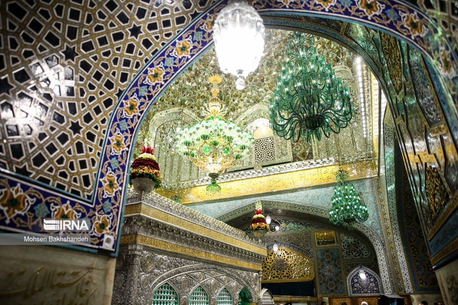 غبارروبی ضریح مطهر امام رضا(ع)