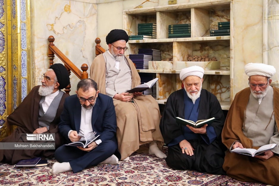 غبارروبی ضریح مطهر امام رضا(ع)