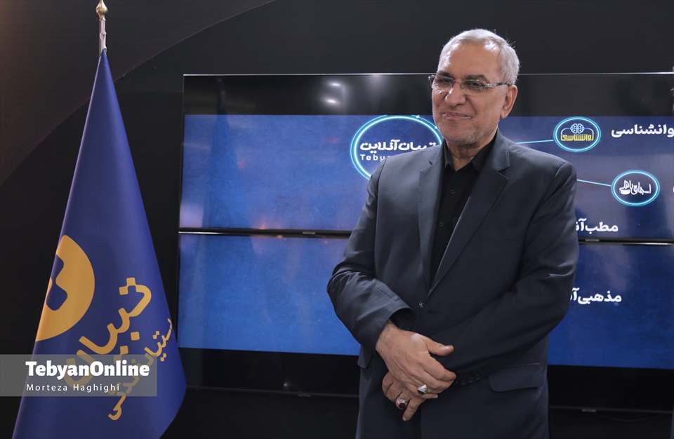 حضور چهره‌ها و مسئولین در غرفه تبیان 