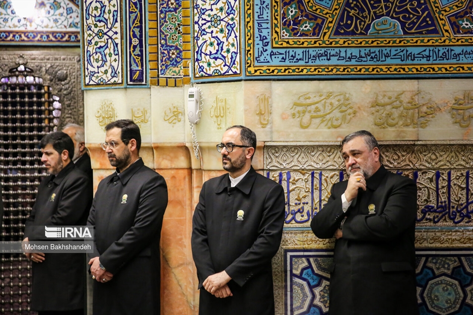 غبارروبی ضریح مطهر امام رضا(ع)