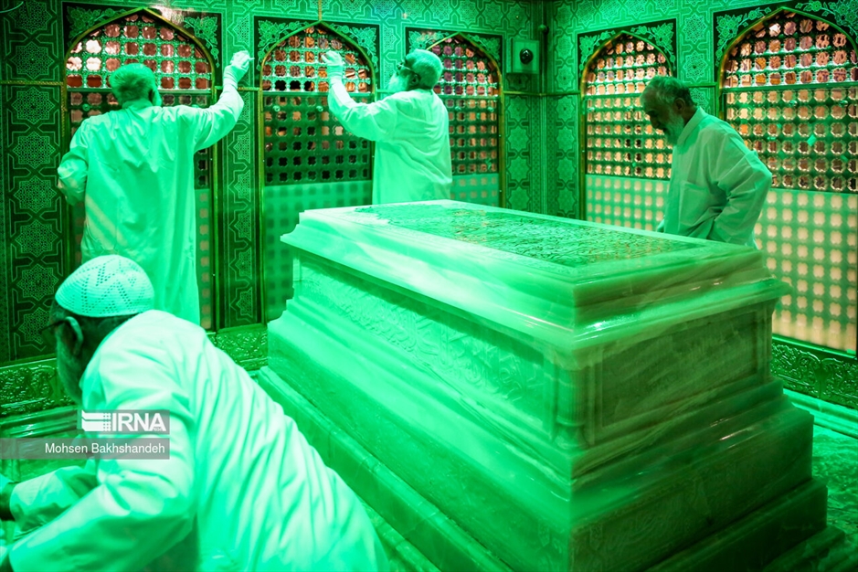 غبارروبی ضریح مطهر امام رضا(ع)