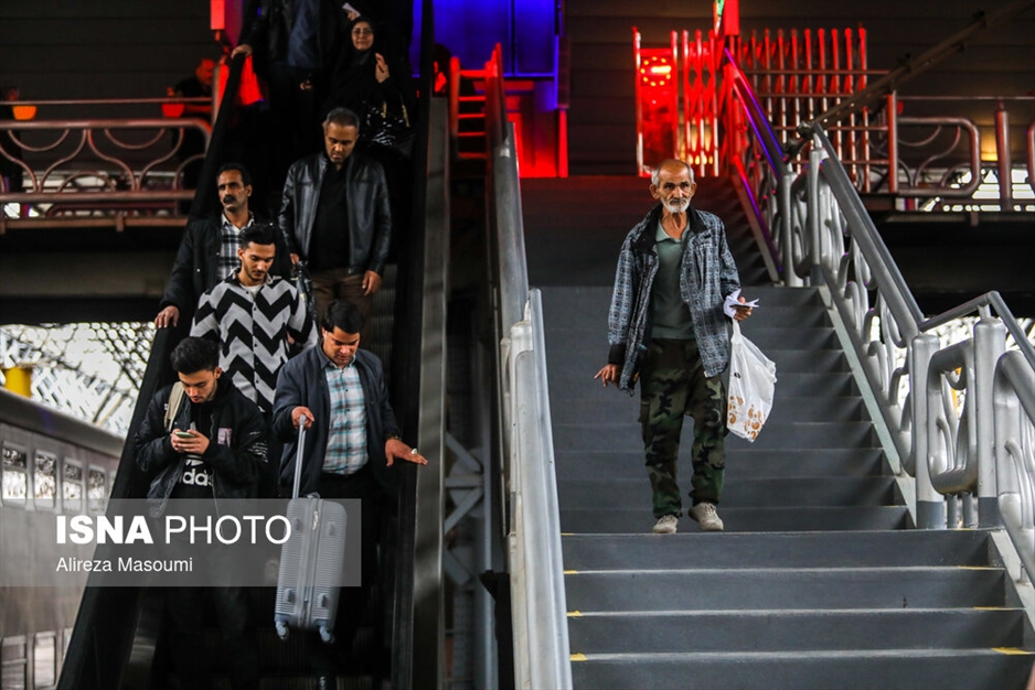 بدرقه مسافران نوروزی در راه آهن تهران