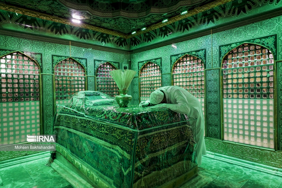 غبارروبی ضریح مطهر امام رضا(ع)