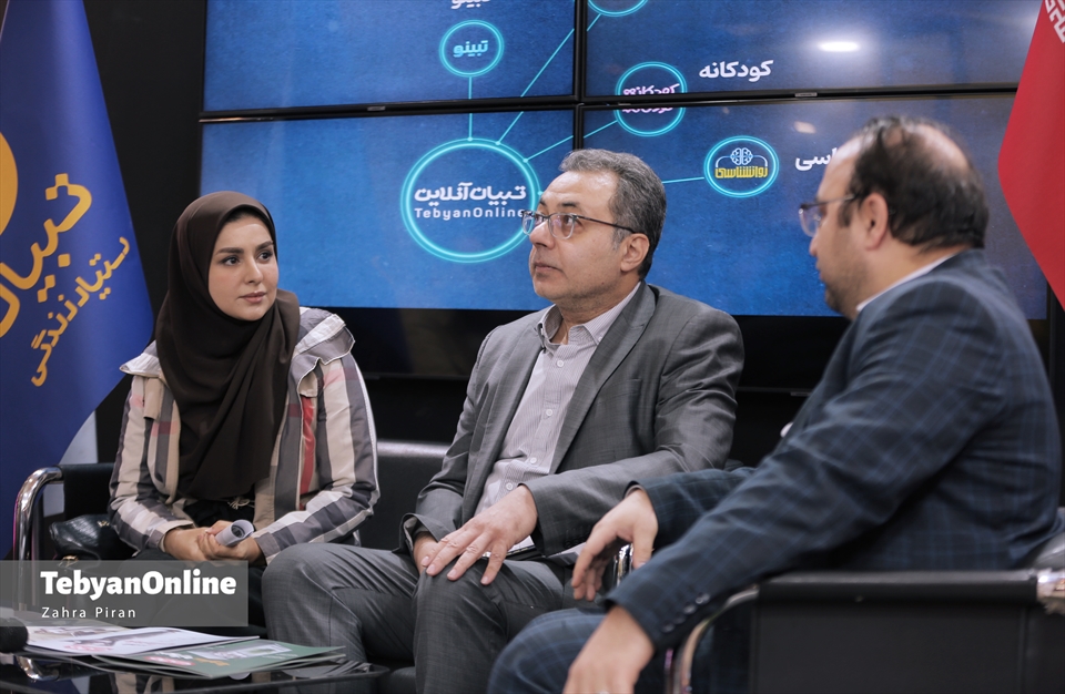 حضور چهره‌ها و مسئولین در غرفه تبیان 