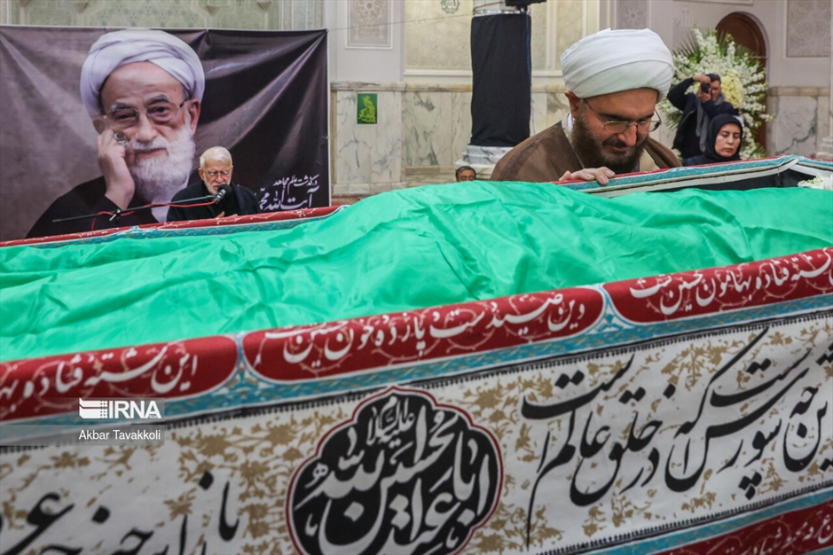 وداع با پیکر آیت‌الله «امامی کاشانی»