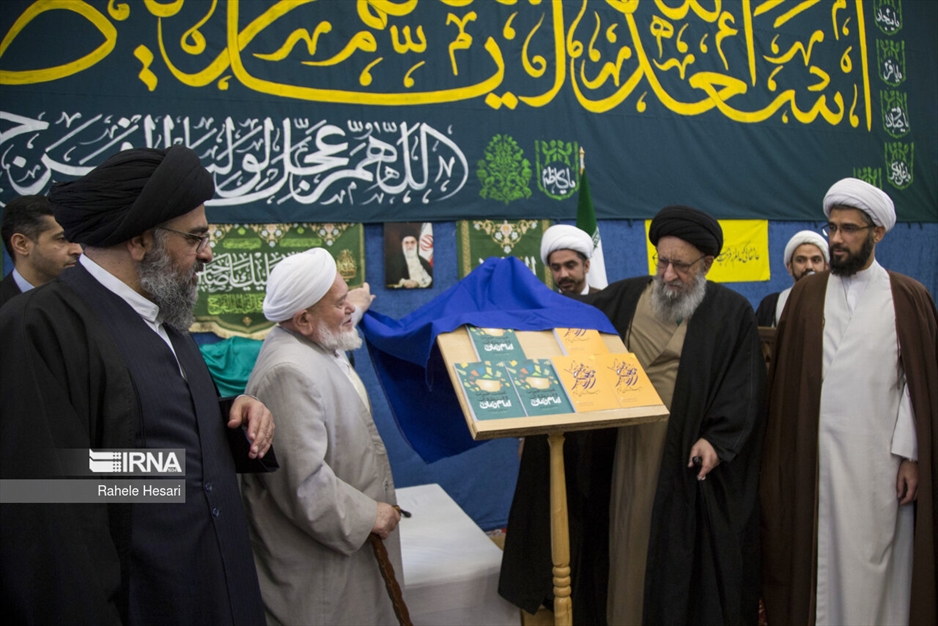 عمامه‌گذاری طلاب در روز نیمه شعبان