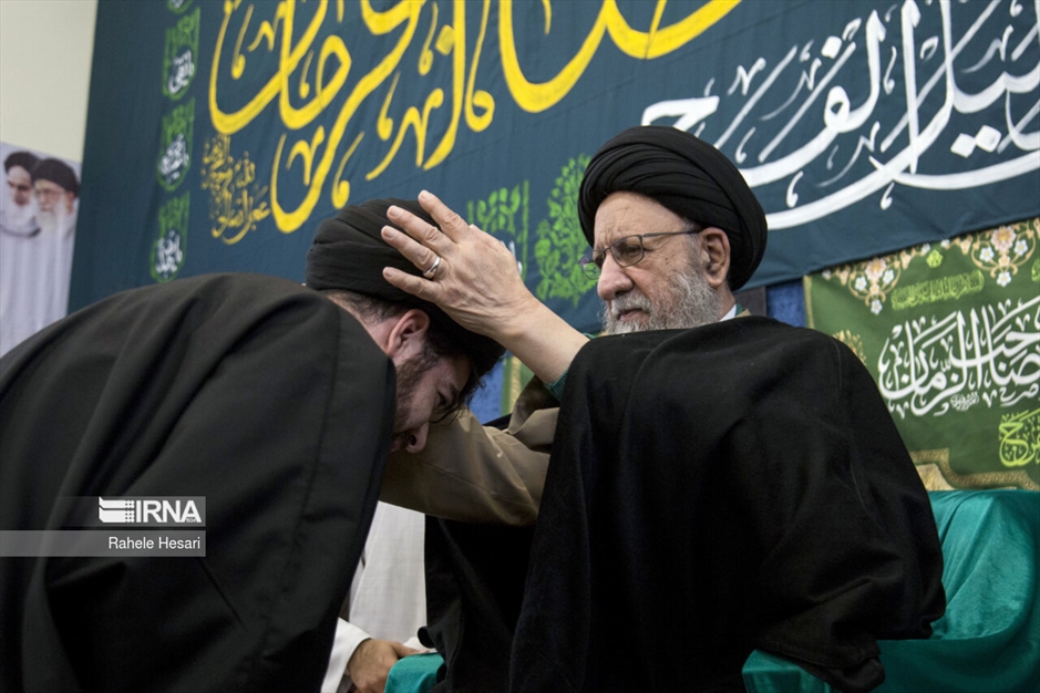 عمامه‌گذاری طلاب در روز نیمه شعبان