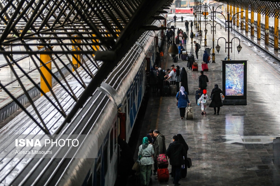 بدرقه مسافران نوروزی در راه آهن تهران