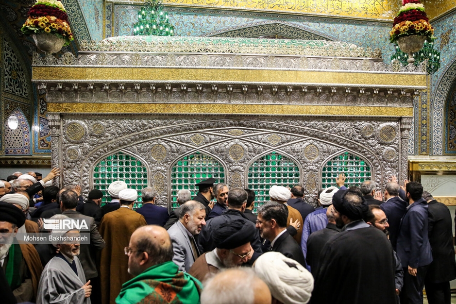 غبارروبی ضریح مطهر امام رضا(ع)