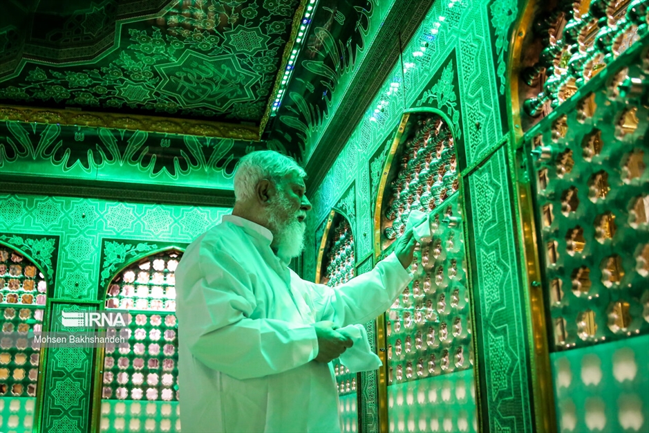 غبارروبی ضریح مطهر امام رضا(ع)