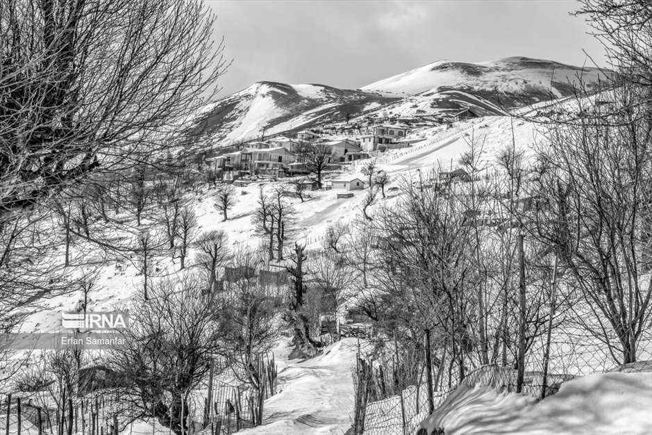 به سپیدی برف