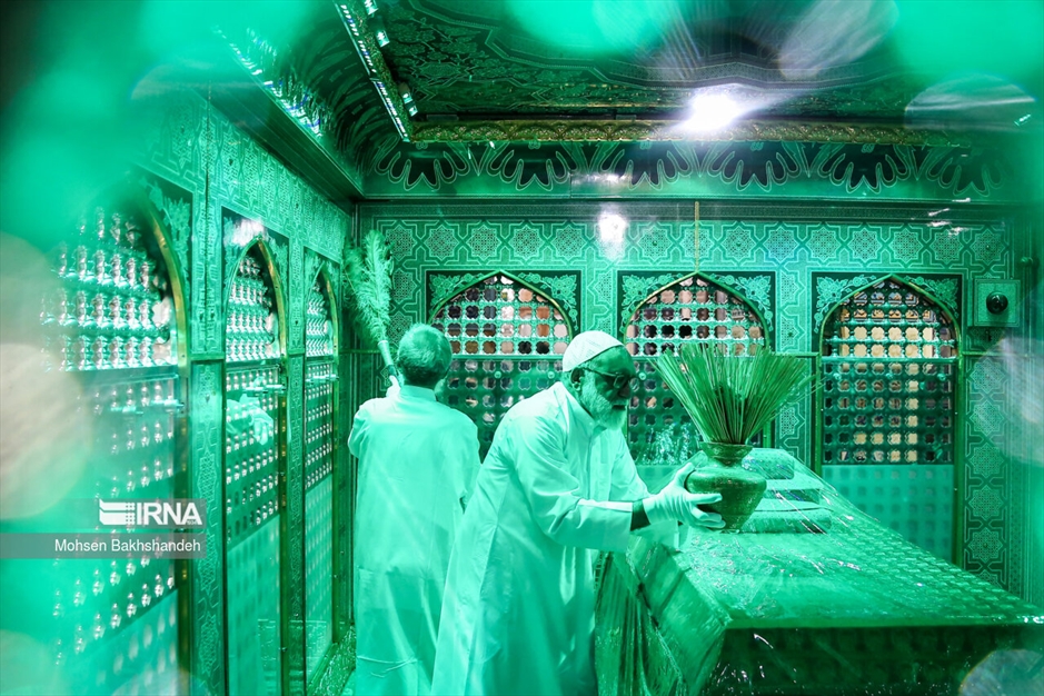 غبارروبی ضریح مطهر امام رضا(ع)