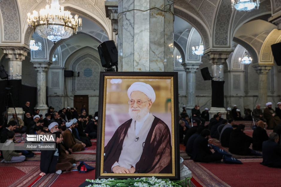 وداع با پیکر آیت‌الله «امامی کاشانی»