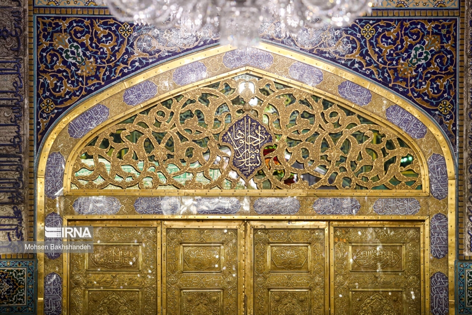 غبارروبی ضریح مطهر امام رضا(ع)