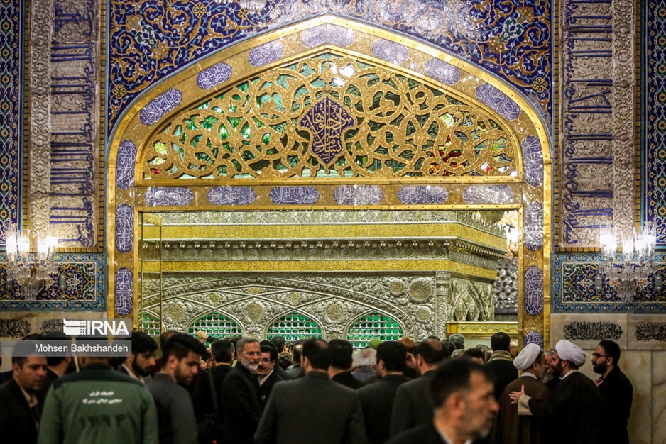 غبارروبی ضریح مطهر امام رضا(ع)