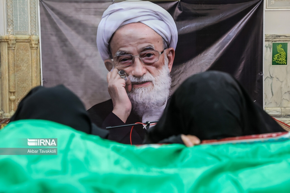 وداع با پیکر آیت‌الله «امامی کاشانی»