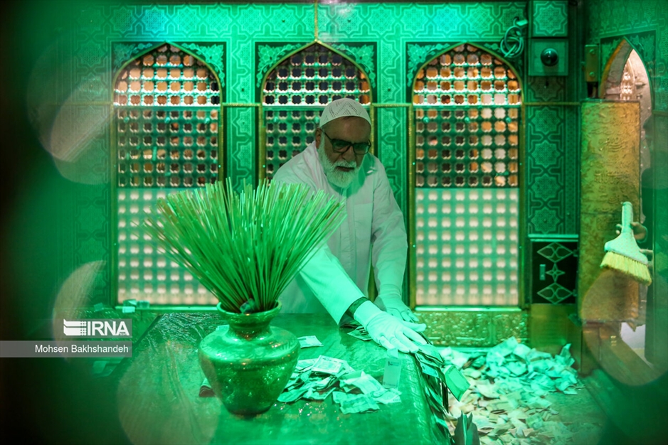 غبارروبی ضریح مطهر امام رضا(ع)