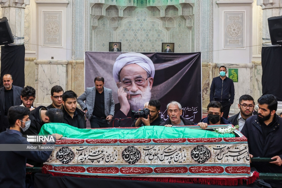 وداع با پیکر آیت‌الله «امامی کاشانی»