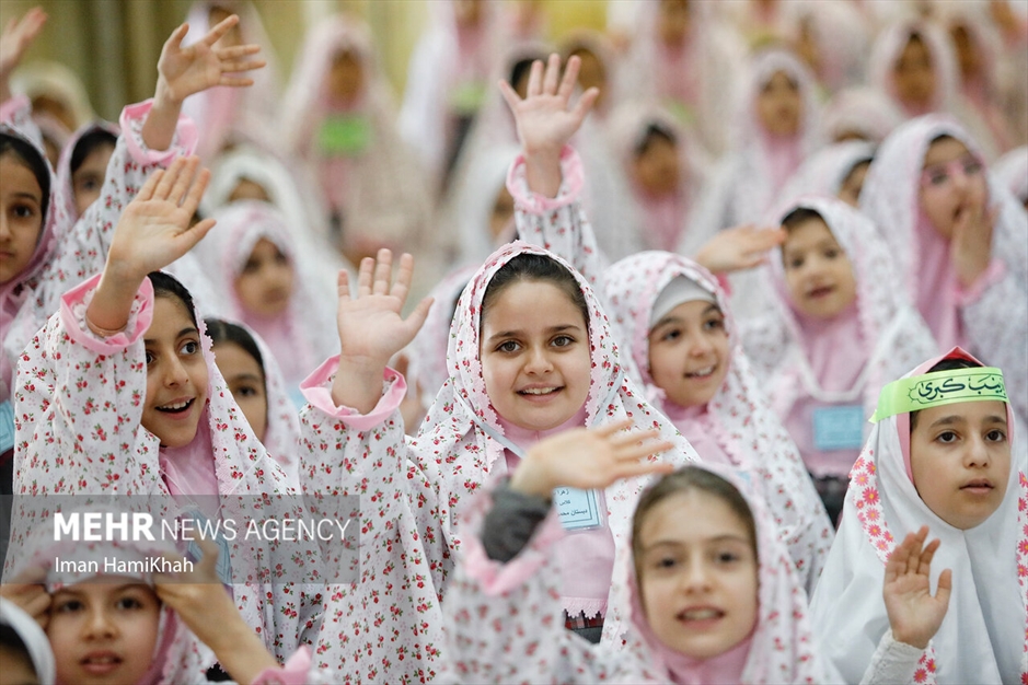 آیین جشن تکلیف ۲۵۰۰ دختر دانش آموز در همدان