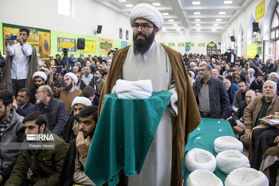 عمامه‌گذاری طلاب در روز نیمه شعبان