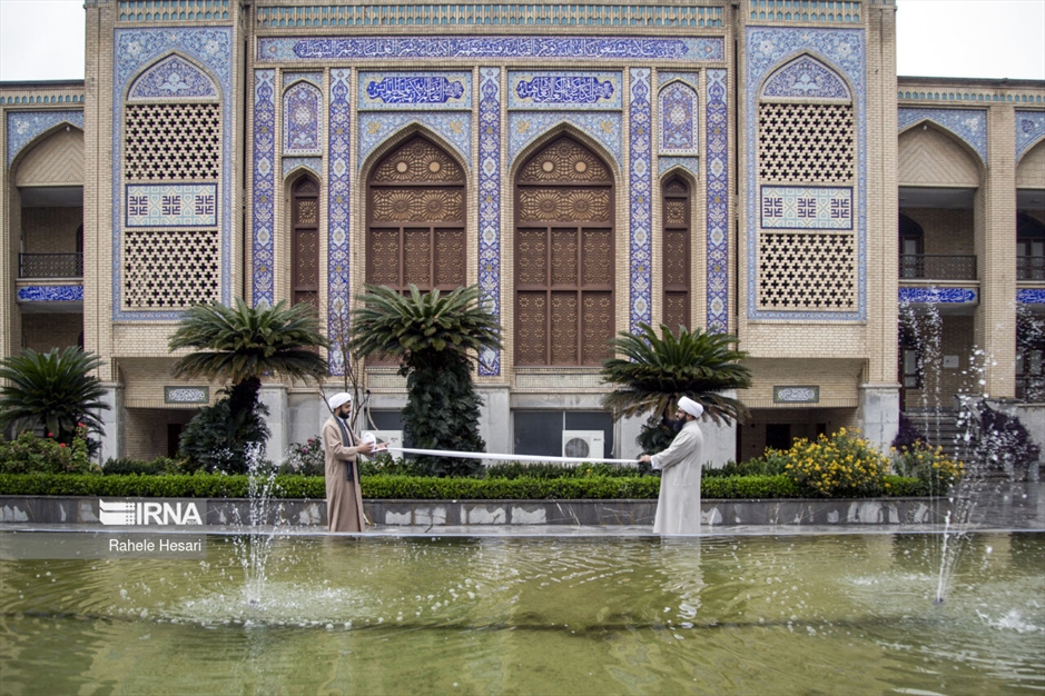 عمامه‌گذاری طلاب در روز نیمه شعبان