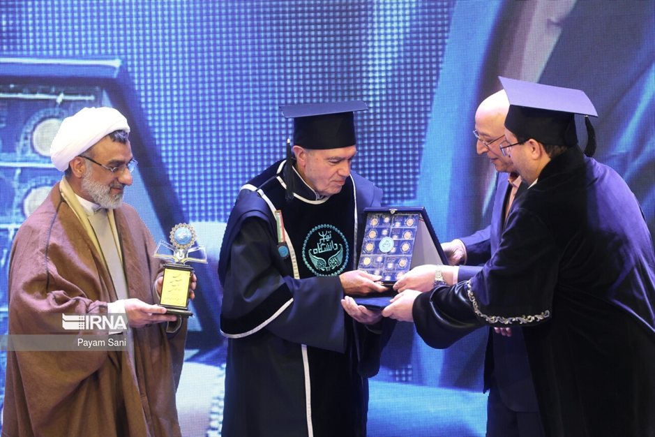 اعطای نشان ویژه استاد ممتازی دانشگاه تهران