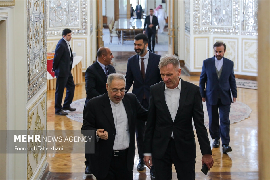 نشست وزیر امورخارجه با سفرا و روسای نمایندگی‌های خارجی مقیم تهران