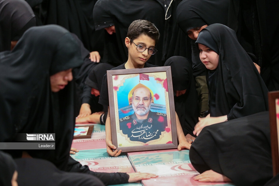  اقامه نماز رهبر انقلاب بر پیکر شهدای راه قدس