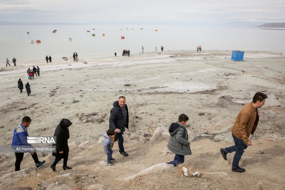 گردشگران نوروزی در دریاچه ارومیه