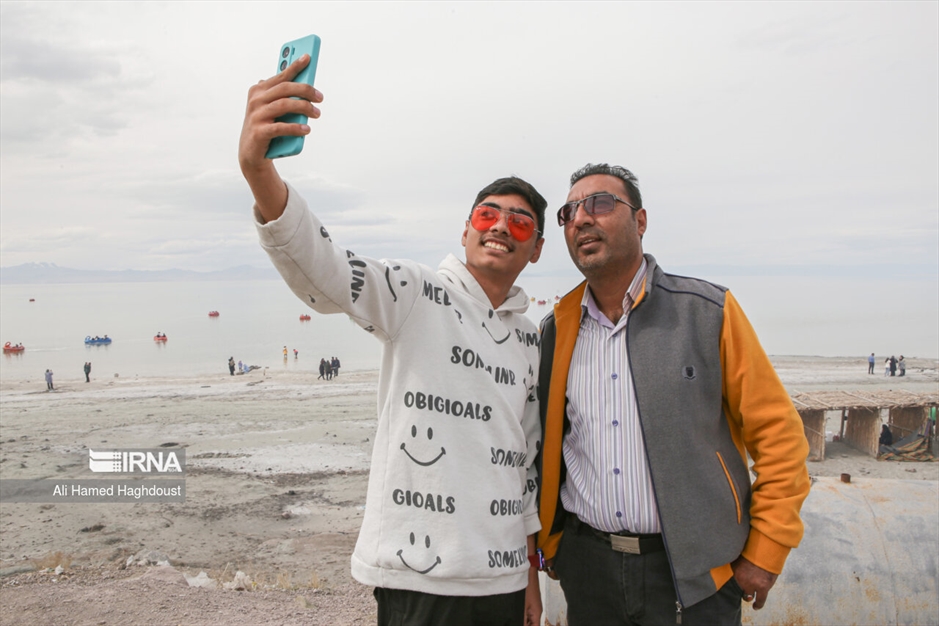 گردشگران نوروزی در دریاچه ارومیه