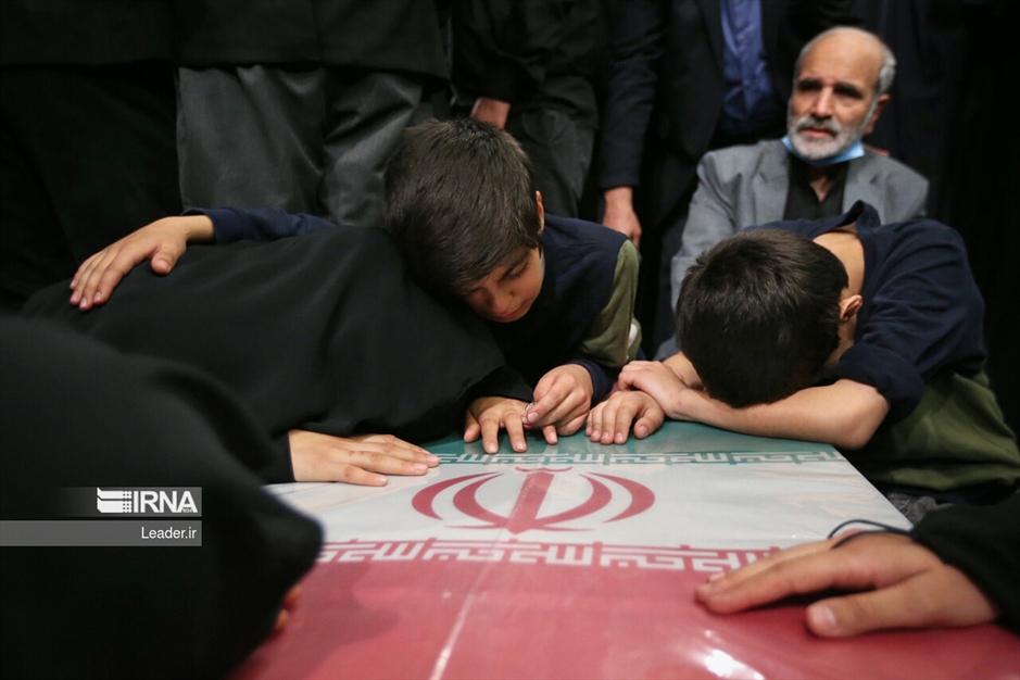  اقامه نماز رهبر انقلاب بر پیکر شهدای راه قدس