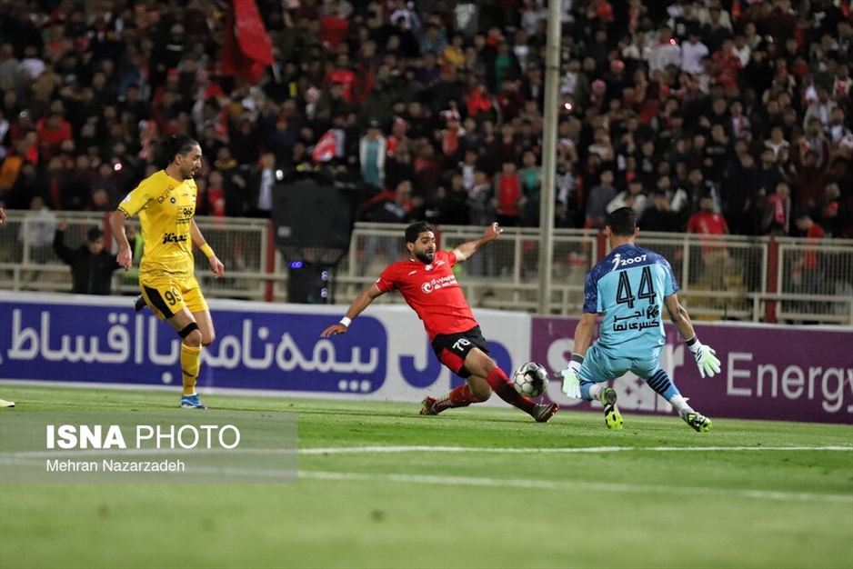 دیدار تیم های فوتبال تراکتور و سپاهان