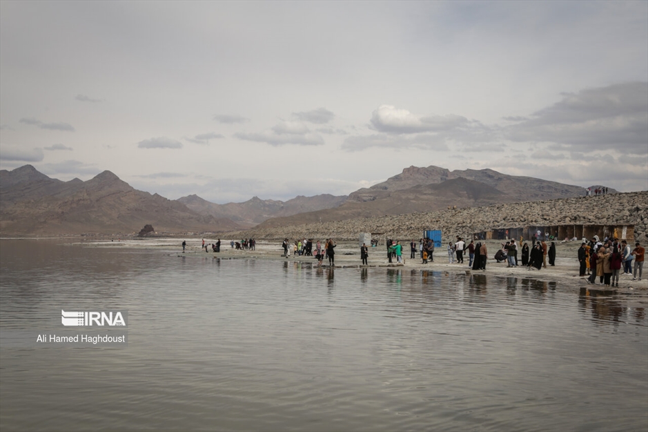 گردشگران نوروزی در دریاچه ارومیه