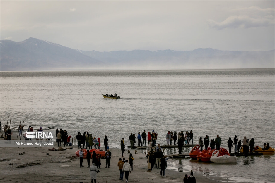 گردشگران نوروزی در دریاچه ارومیه