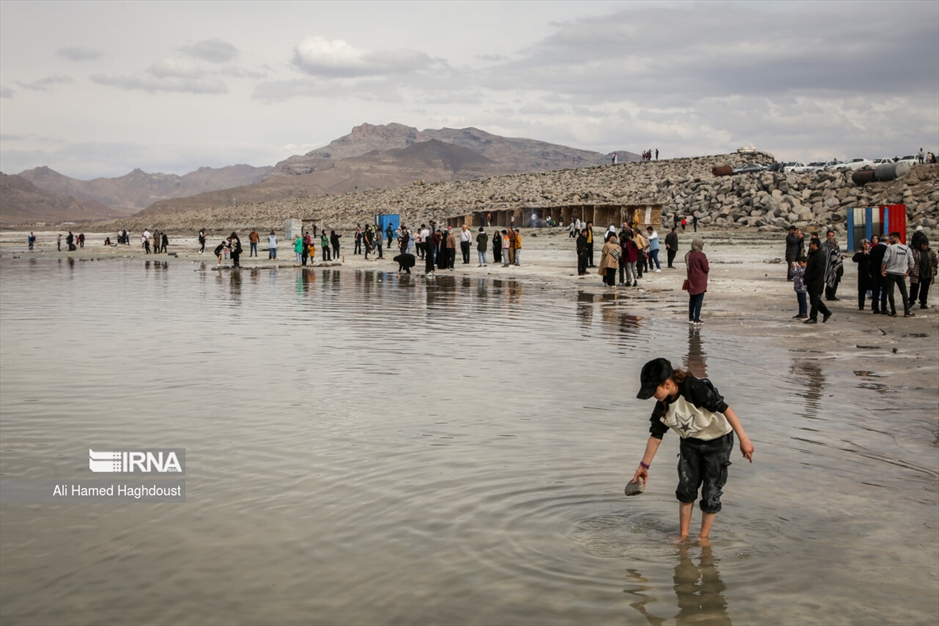 گردشگران نوروزی در دریاچه ارومیه