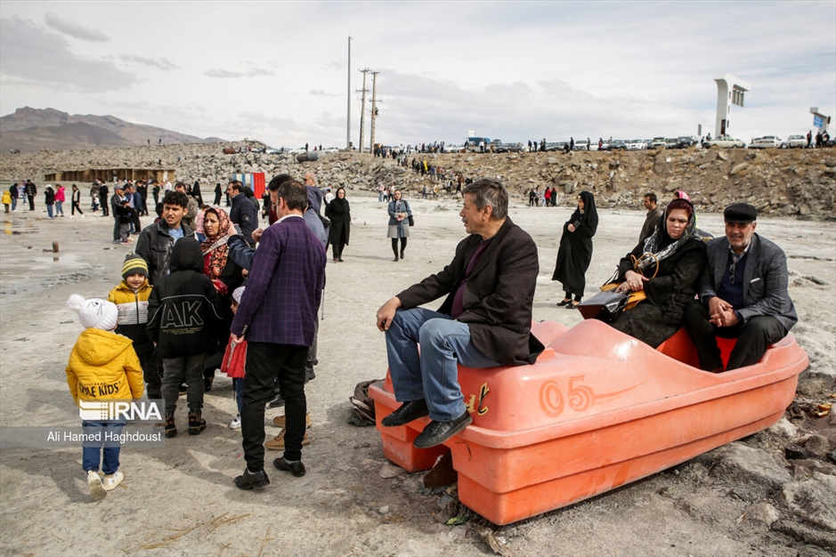 گردشگران نوروزی در دریاچه ارومیه