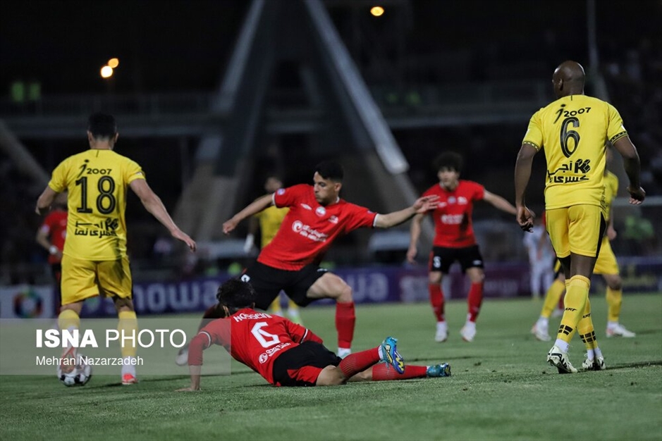 دیدار تیم های فوتبال تراکتور و سپاهان