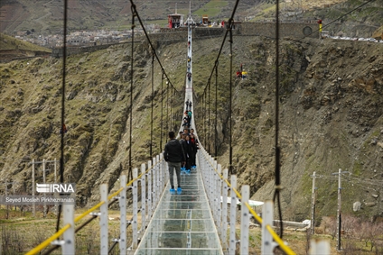 بازدید گردشگران از بزرگترین پل شیشه‌ای معلق ایران