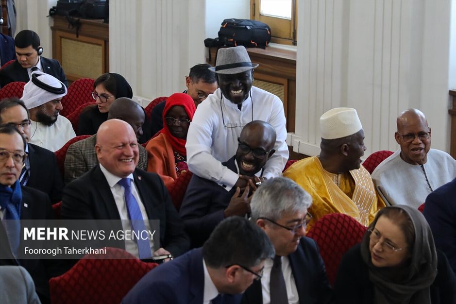 نشست وزیر امورخارجه با سفرا و روسای نمایندگی‌های خارجی مقیم تهران