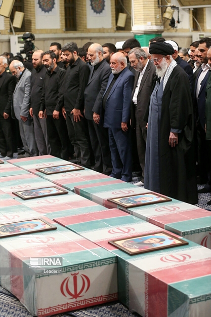  اقامه نماز رهبر انقلاب بر پیکر شهدای راه قدس