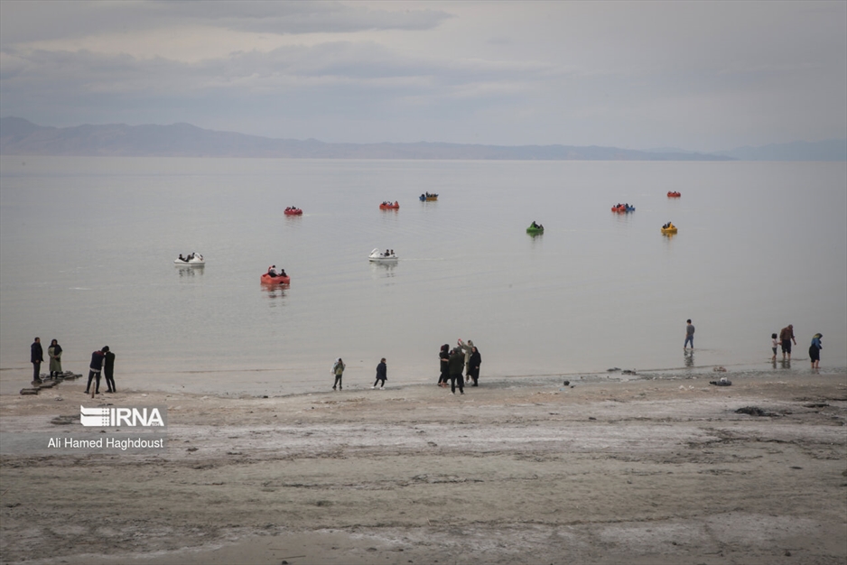 گردشگران نوروزی در دریاچه ارومیه