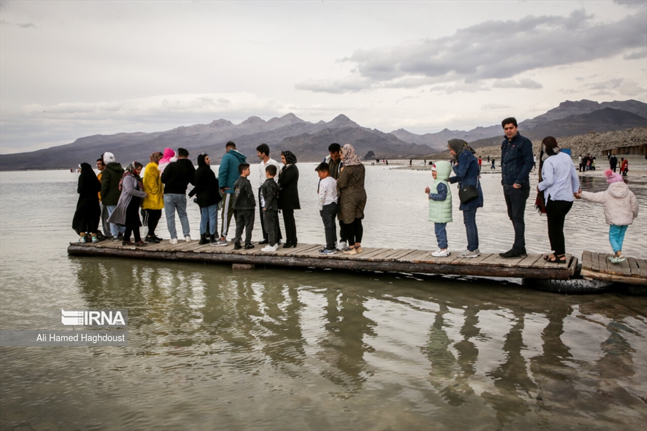 گردشگران نوروزی در دریاچه ارومیه